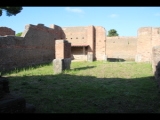 05597 ostia - regio iii - insula iv - caseggiato trapezoidale (iii,iv,1) - stall der casa delle volte dipinte (iii,iv,1) - blick ri norden.jpg